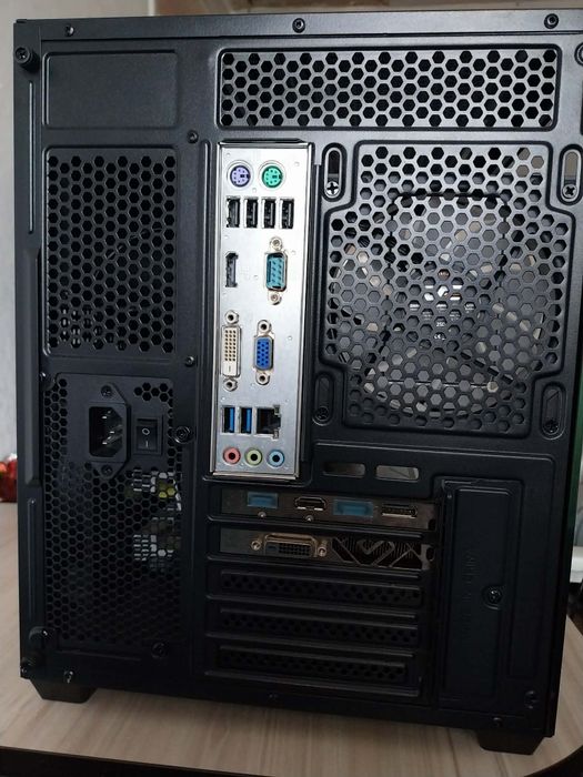 Геймърски компютър с Монитор и д-р. i5-4460, 4GB RX570, 16GB RAM, SSD 120GB и SSD 480GB
