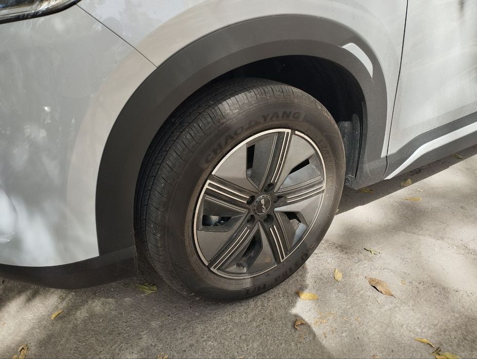 Комплект дисков и покрышек для Yuan Up (215/60/R17). В отл. состоянии