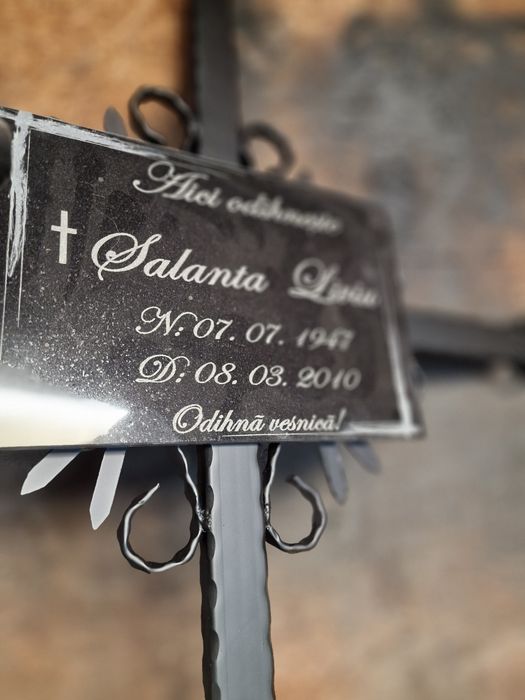 Fotogravura cimitir , granit negru , placa mormant, cruce, felinar