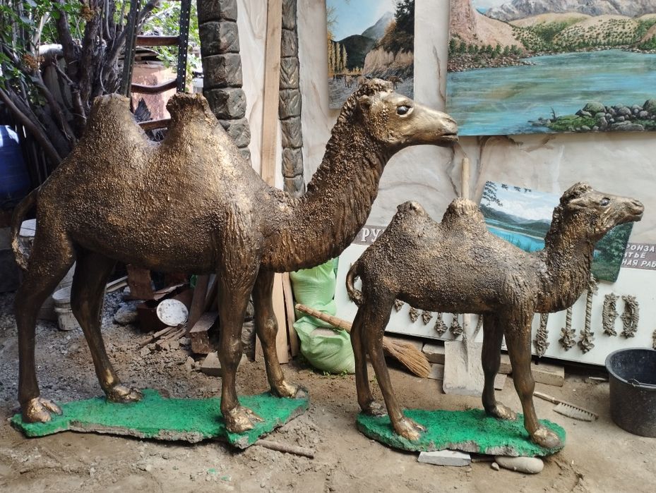 Скульптура из бетона верблюдица с верблюжонок в наличии