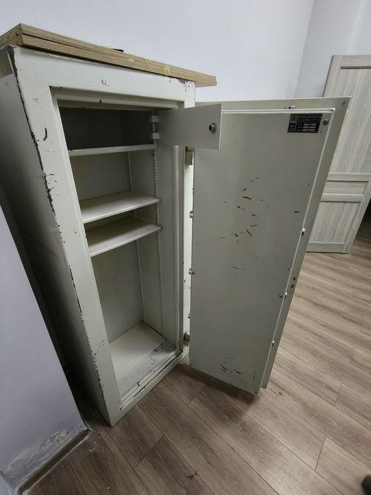 Продам сейф металлический
