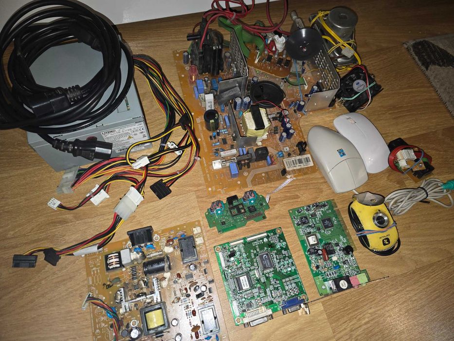 Piese calculator, televizor cu tub, monitor și diverse accesorii