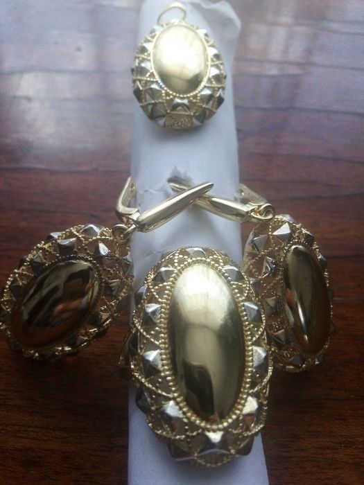 Продам комплект ювелирных изделий