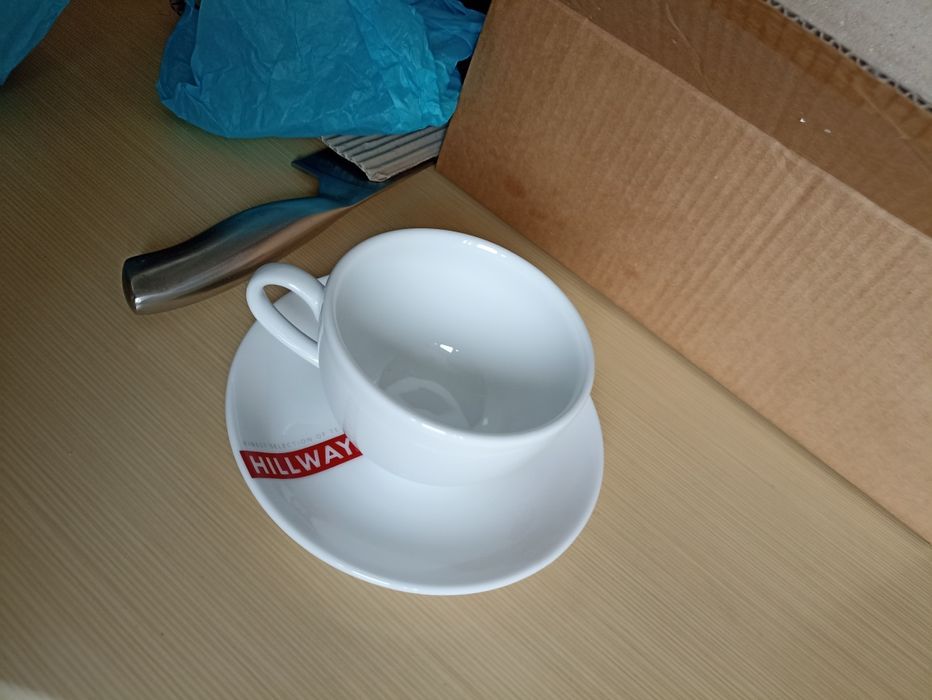 Набор из чайника 4 чашек и 4 блюдец и сахарницы