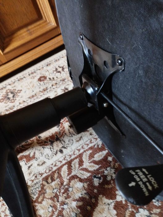 Продавам запазен офис стол черен