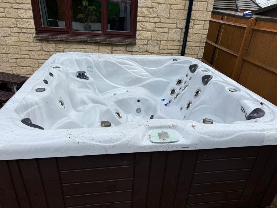 Продавам 5/6 местно джакузи в перфектно състояние 230/230/90