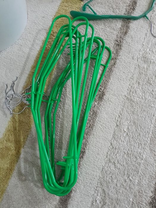 Вешалки для одежды пластмассавые и железные