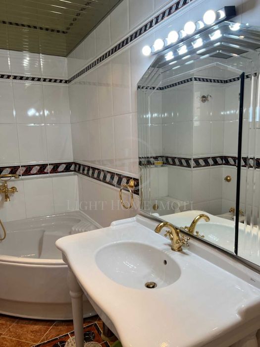 Продава се Тристаен апартамент в Пловдив, Кършияка - 220 кв.м за 2037 €/кв.м - Снимка #10