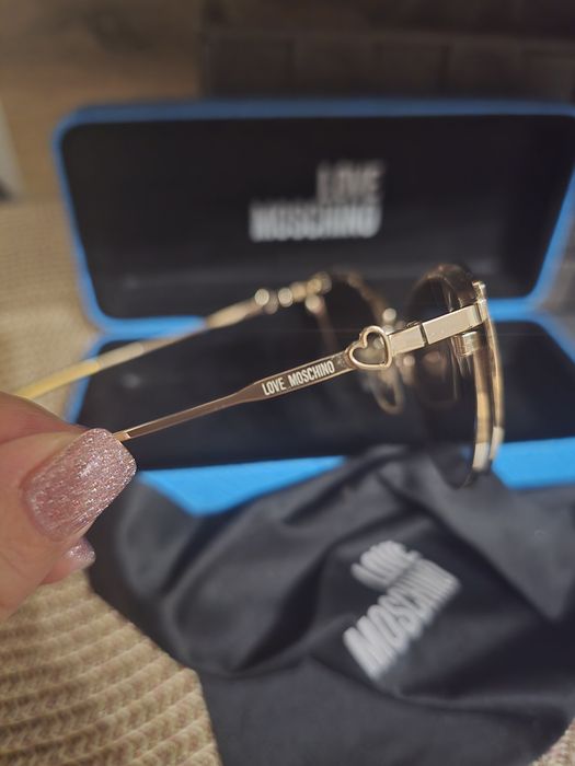 Слънчеви очила love moshino