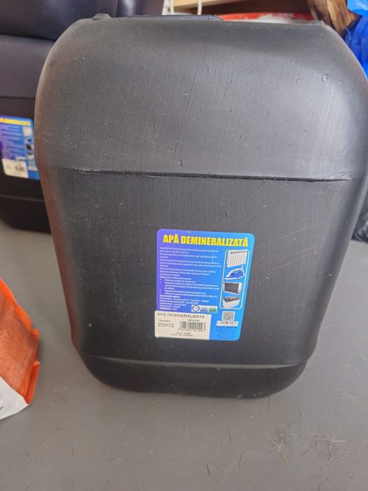 Vând apa demineralizta