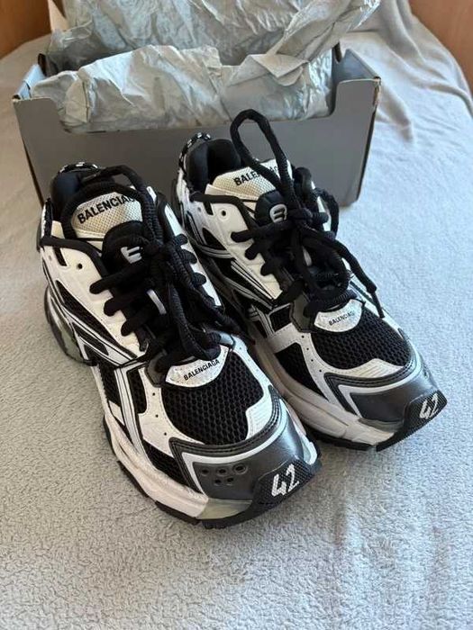 Balenciaga Runner Black White