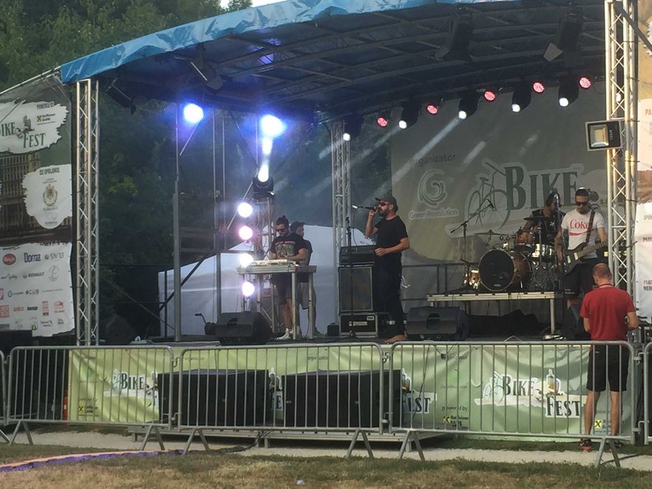 Scena mobila 8x6 m, montare/demontare rapida