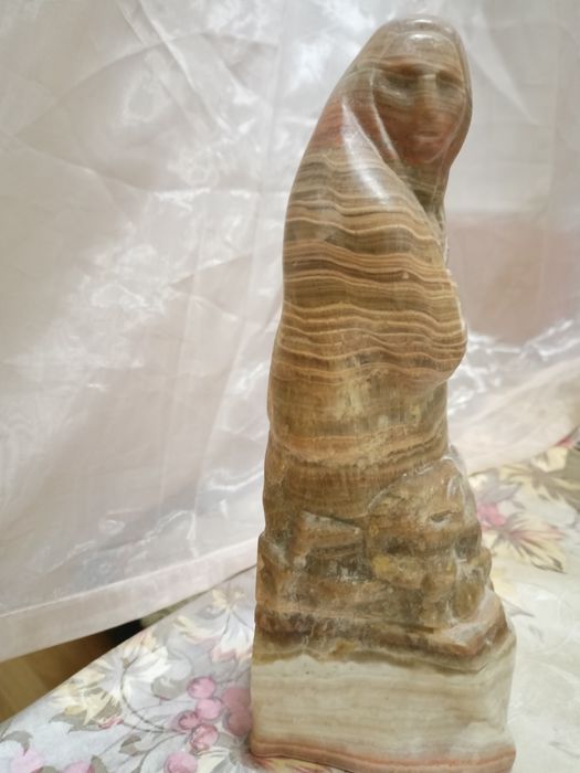 Статуя из оникса