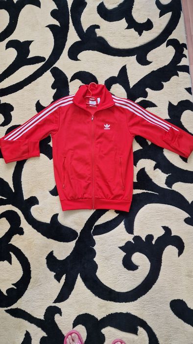 Bluză trening Adidas.