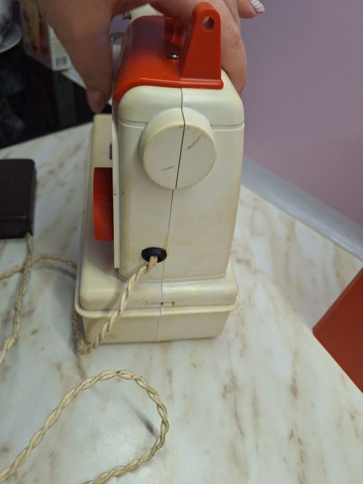 Стара детска мини шевна машина