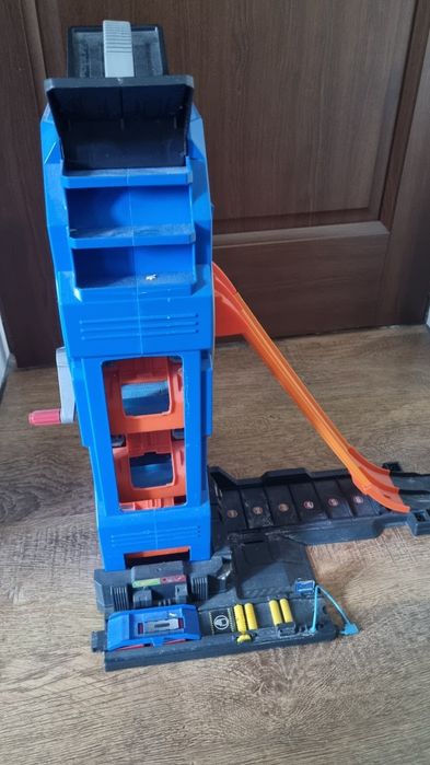 Hot Wheels garaj cu rampa lansare