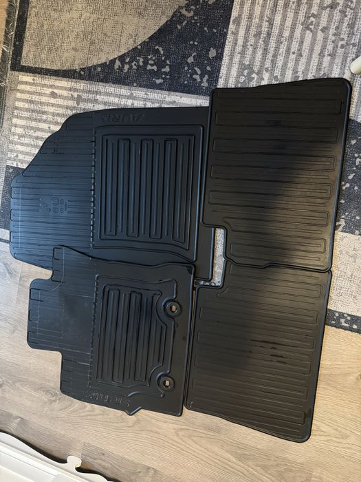 Оригинални гумени стелки за тойота аурис