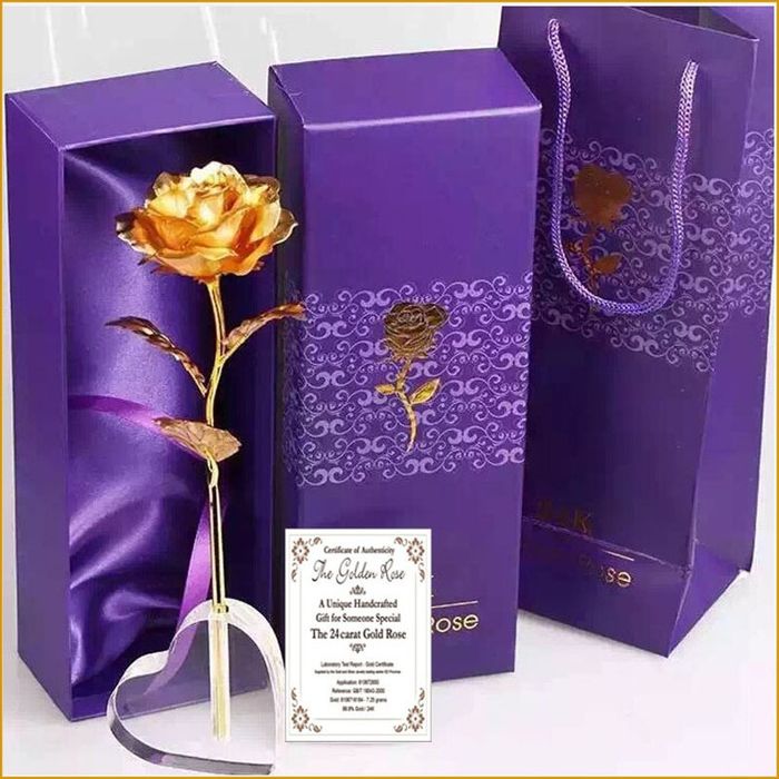 Златна роза 24 карата със стойка сърце