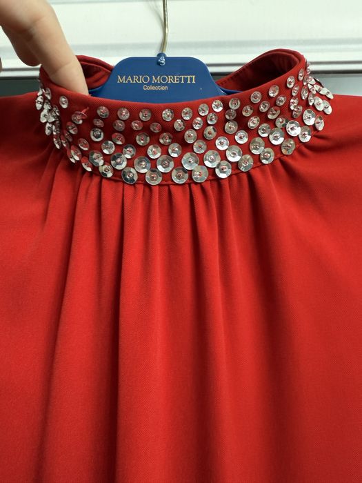 Платье вечернее красное с черным поясом