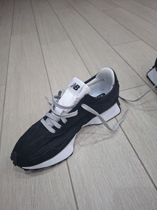 Vând o pereche de sneakerși New Balance 327
