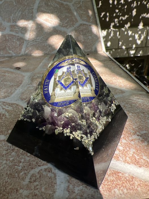 Пирамида привлича успех и пари