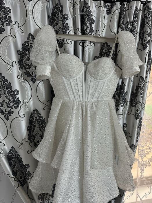 Rochie albă cu corset