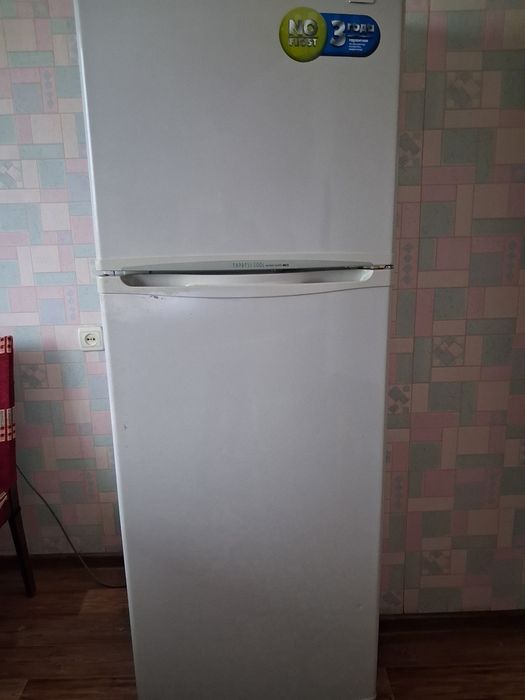 Холодильник  2х камерный, марки LG