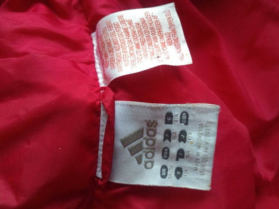 Geaca Adidas ORIGINALA rosie foarte calduroasa.