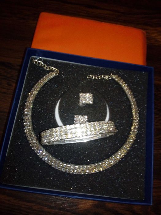 Set colier ,bratara,cercei Swarovski crystalis nou in cutie