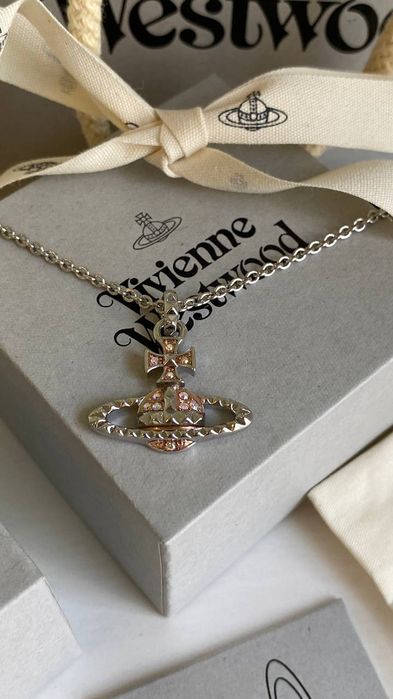 Vivienne Westwood bas relief pendant