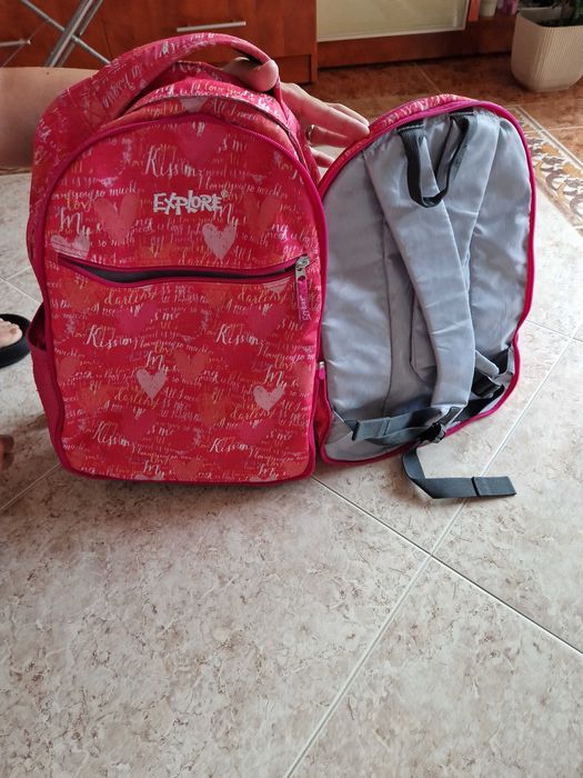 Продавам ученическа раница