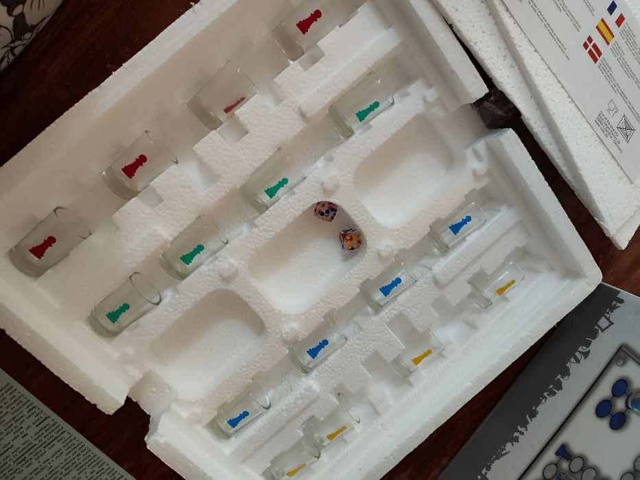 Парти игра с чаши за шот Не се сърди човече