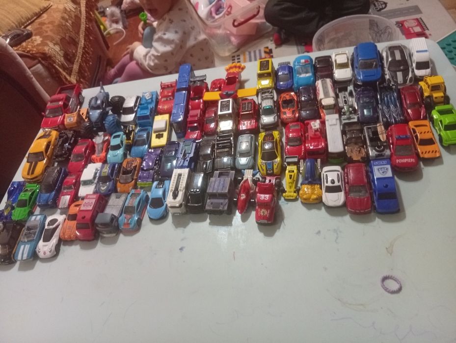 Vând 80 mașinuțe copii