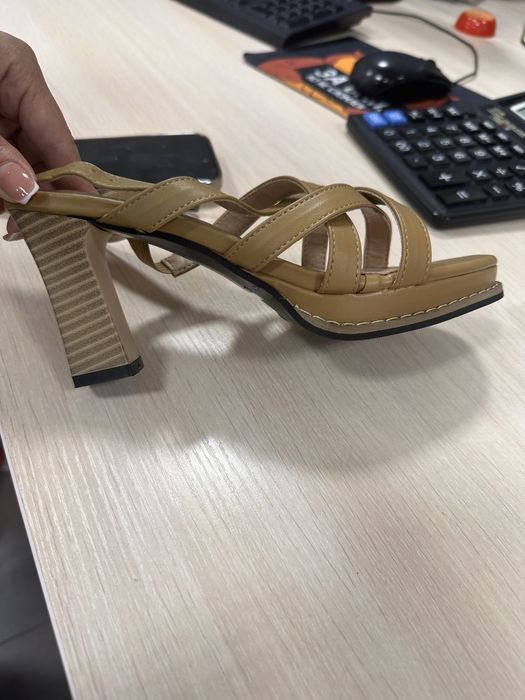 Новые кожаные босоножки