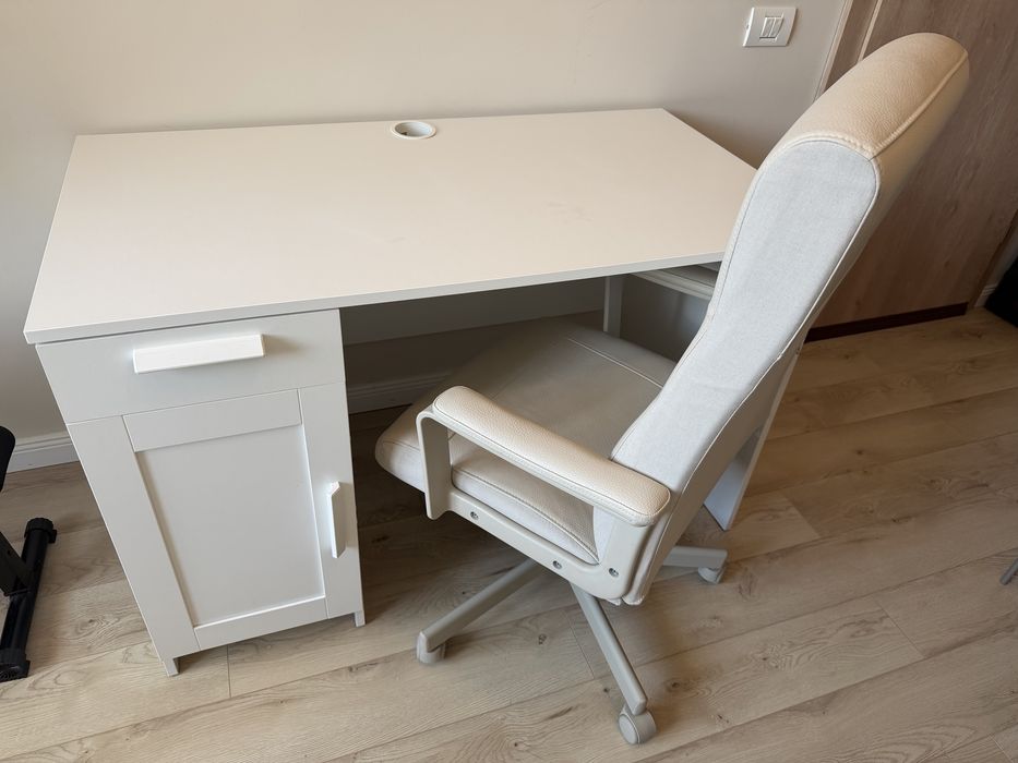 Birou masiv Ikea - lemn, 250 ron
