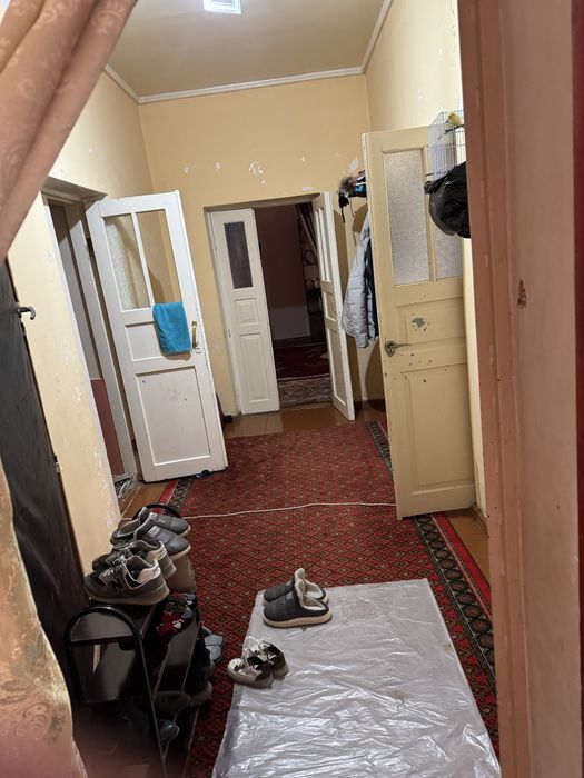 Дом в хорошем состояний. Находится в Янгибазаре