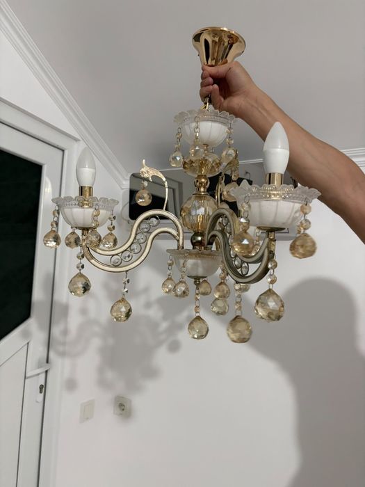 Lustre de vanzare