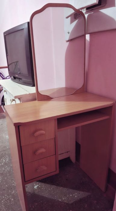 Тумбочка с зеркалом