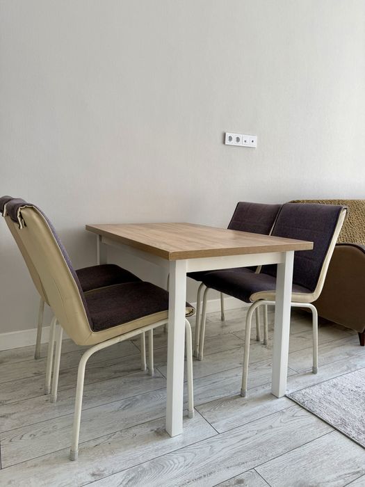 Продается стол со стульями