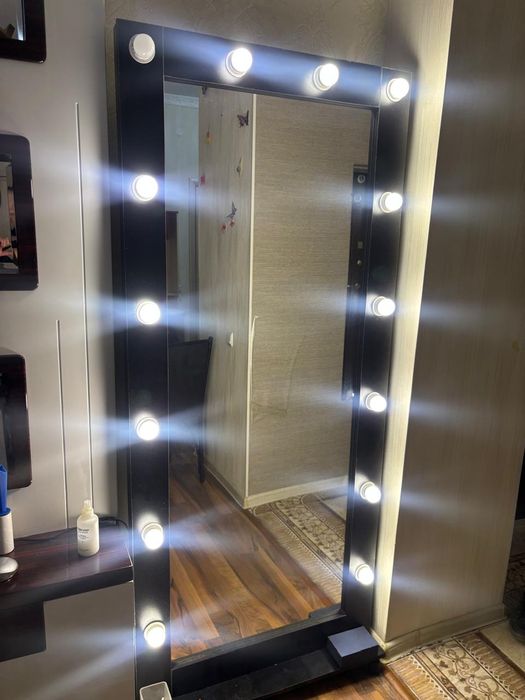 Зеркало с лампами передвижное