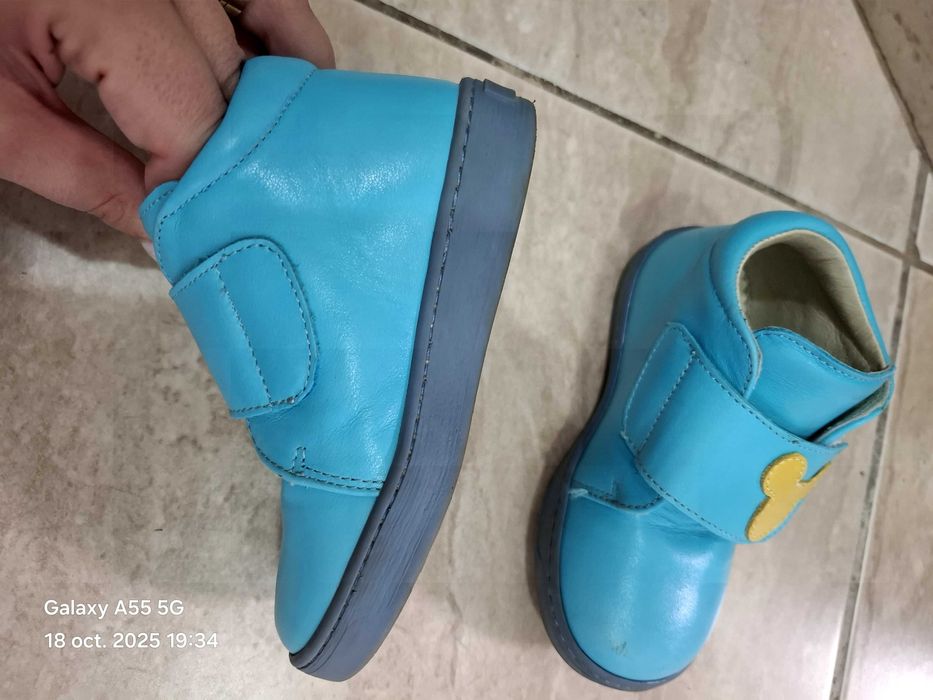 Ghetute de toamna, neimblanite pentru fetite. Firma Bambini,marimea 23