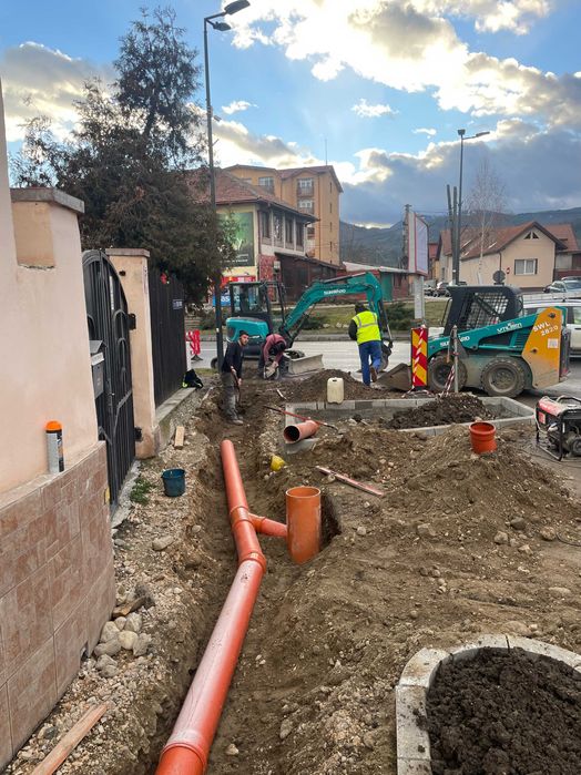 Inchiriez Miniexcavator Bobcat Cilindru compactor Transport agregate