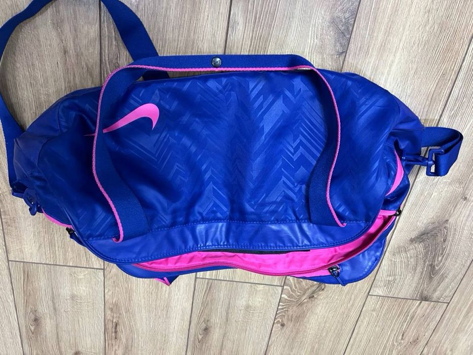 Продам спортивную сумку Nike.