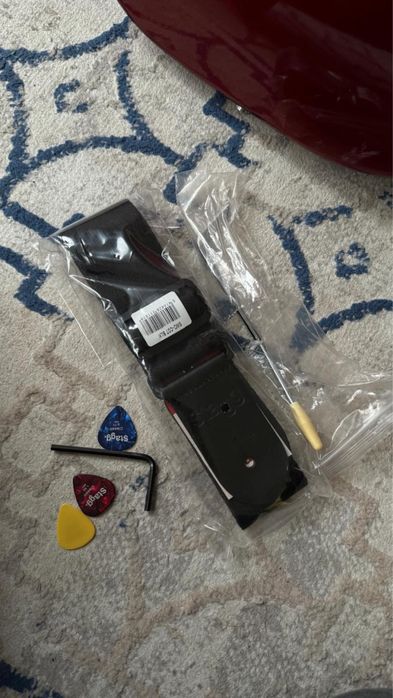 Продаем электронную гитару с комбоусилителем