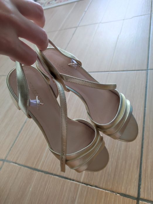 Золотистые босоножки