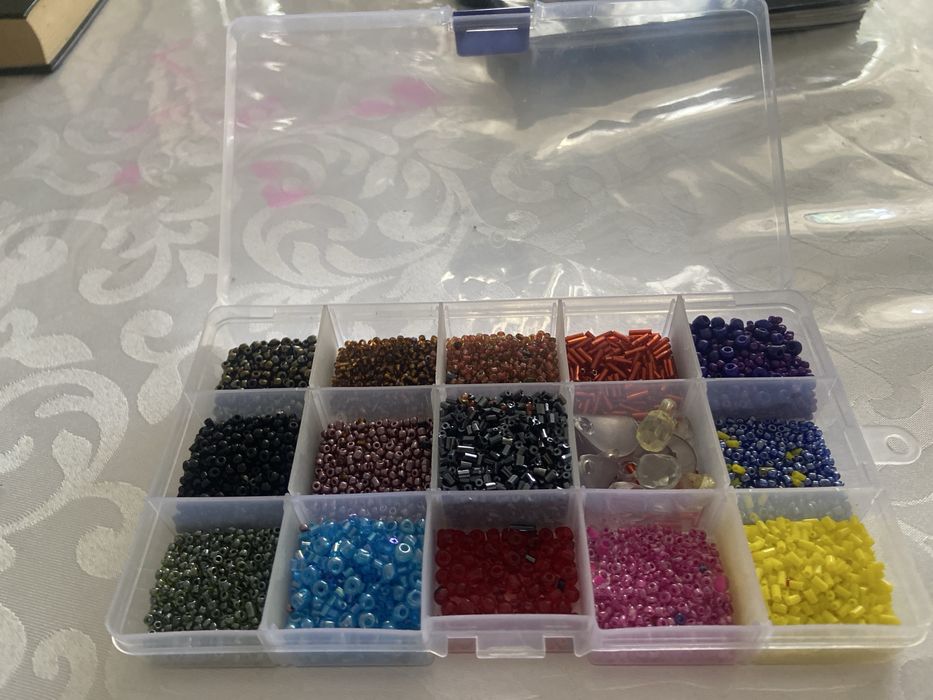 Продам коробку бисеров