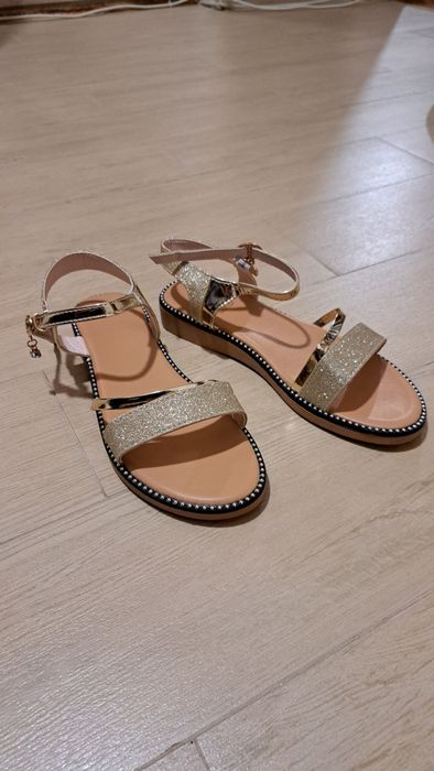 Дамски сандали в златисто