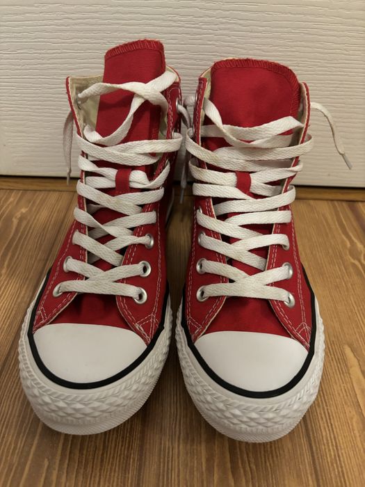 Tenesi Converse rosii