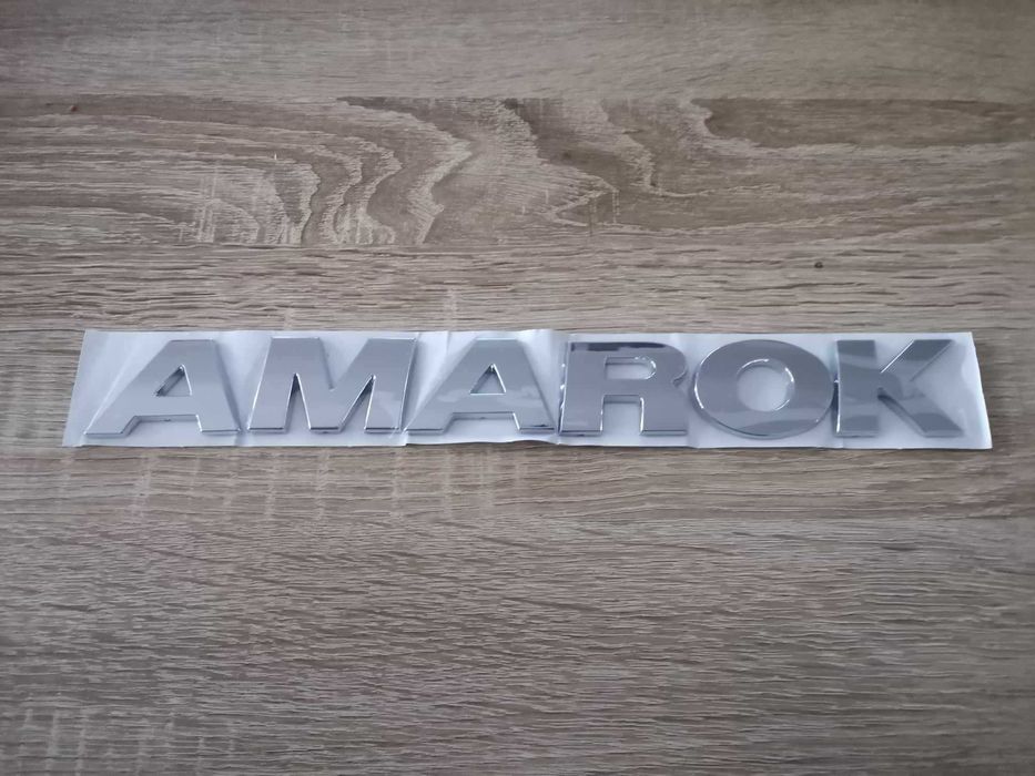 сребрист надпис Volkswagen Amarok