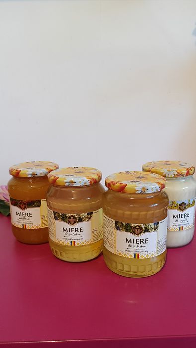 Miere de albine din stupină proprie.